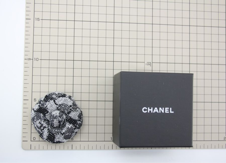 Chanel 23K 羊毛混合纖維秋冬灰和黑色山茶花胸針-13