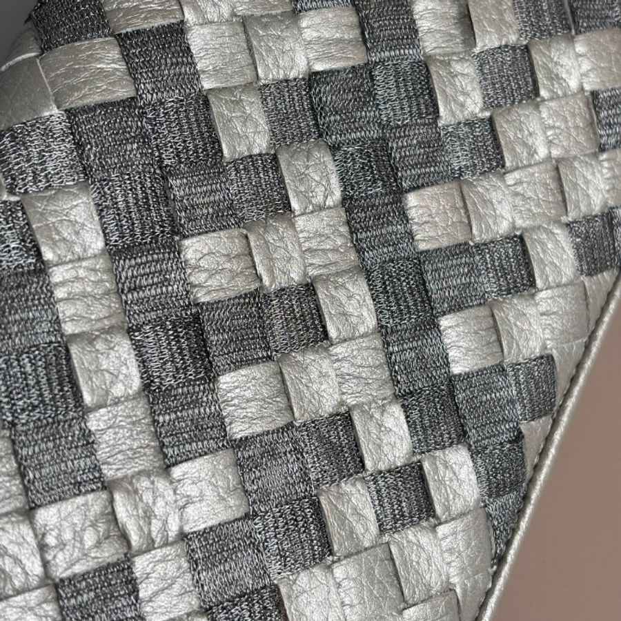 ::BOTTEGA VENETA:: BV 經典編織銀/灰色拉鍊長夾-43