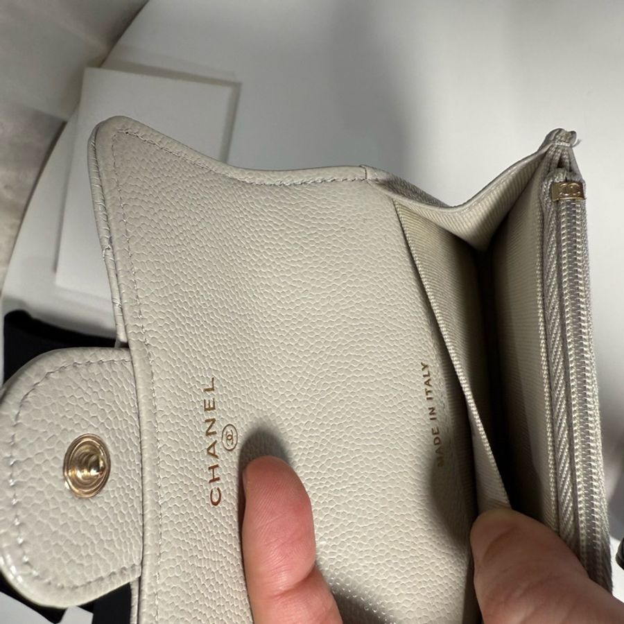 全新🖤CHANEL 經典款 雙C單層卡包 奶灰色🤍-17