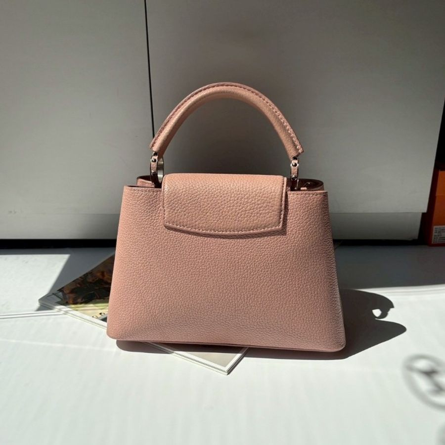 LV 限量浮雕字花淺粉色牛皮 capucines 包 小號-3