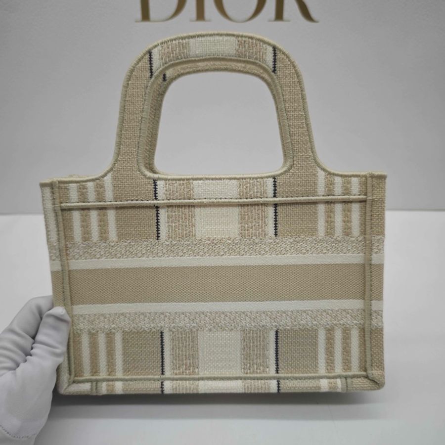 全新 Dior Book Tote系列 杏色刺繡-1