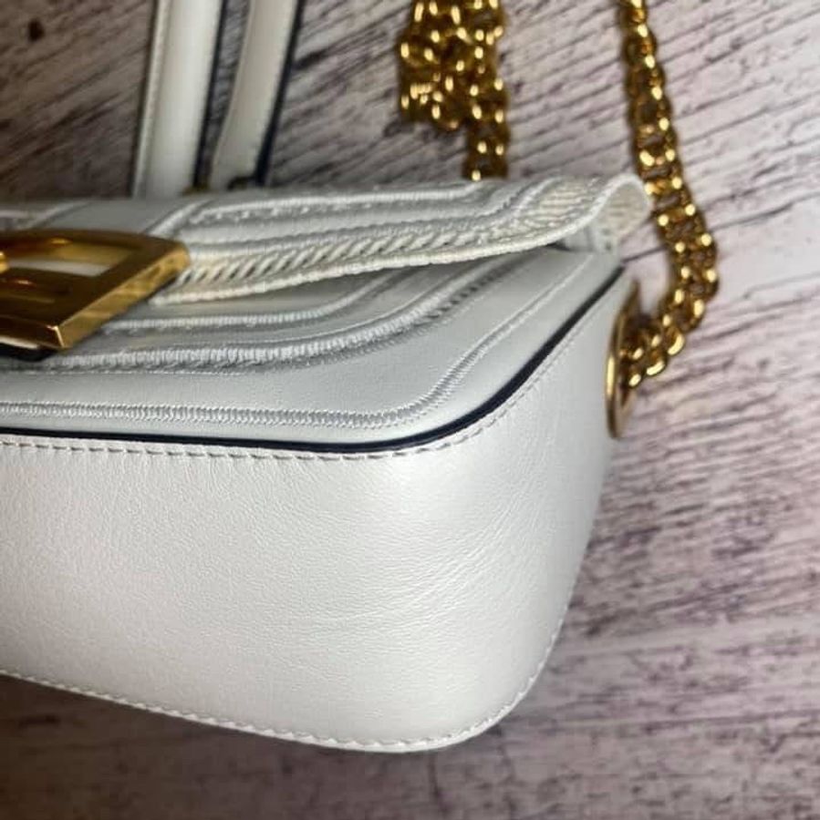 Fendi 蕾絲縷空雕花 白牛皮Baguette法棍包-5