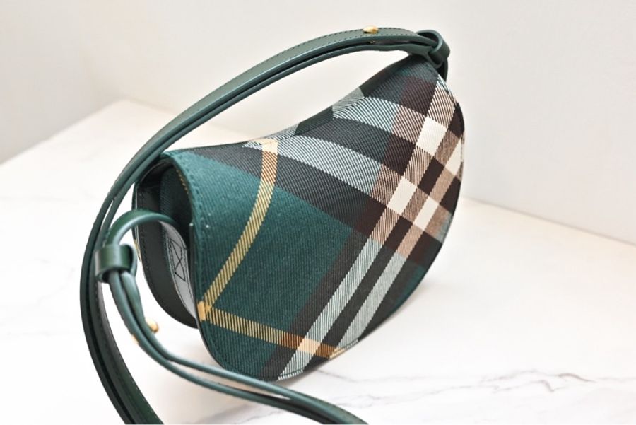 Burberry 經典款肩背包-5