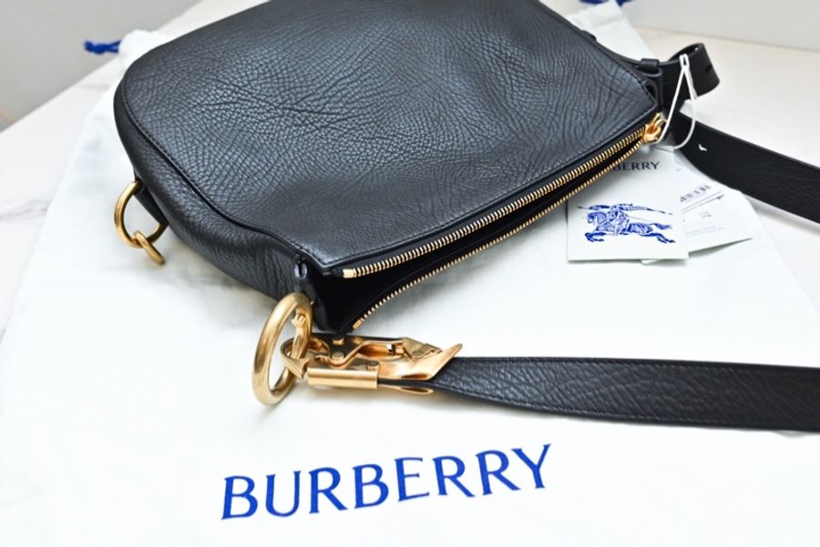 Burberry 大容量經典款馬頭包-1