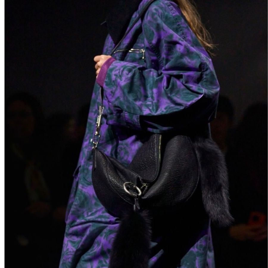 Burberry 大容量經典款馬頭包-8