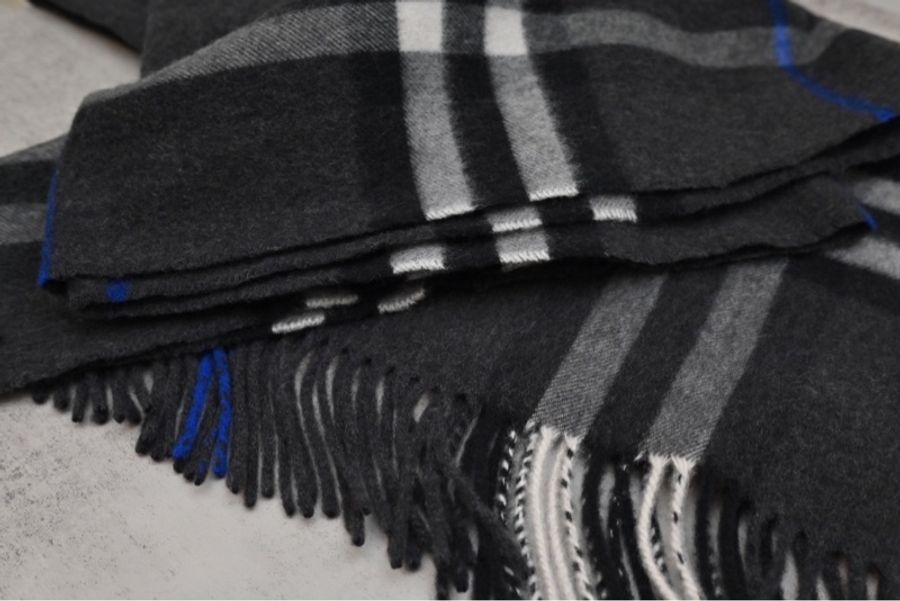Burberry 經典雙面黑色喀什米爾圍巾-1