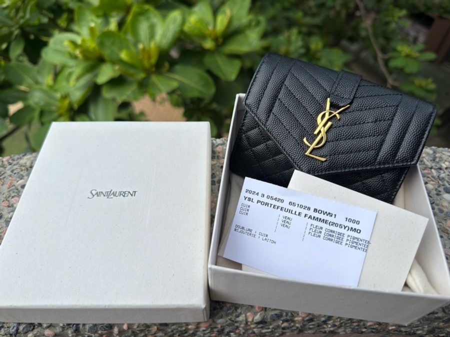 二手真品YSL Saint Lauren 黑色651028 經典金LOGO菱格縫線粒紋牛皮扣式三折信封式短夾-0