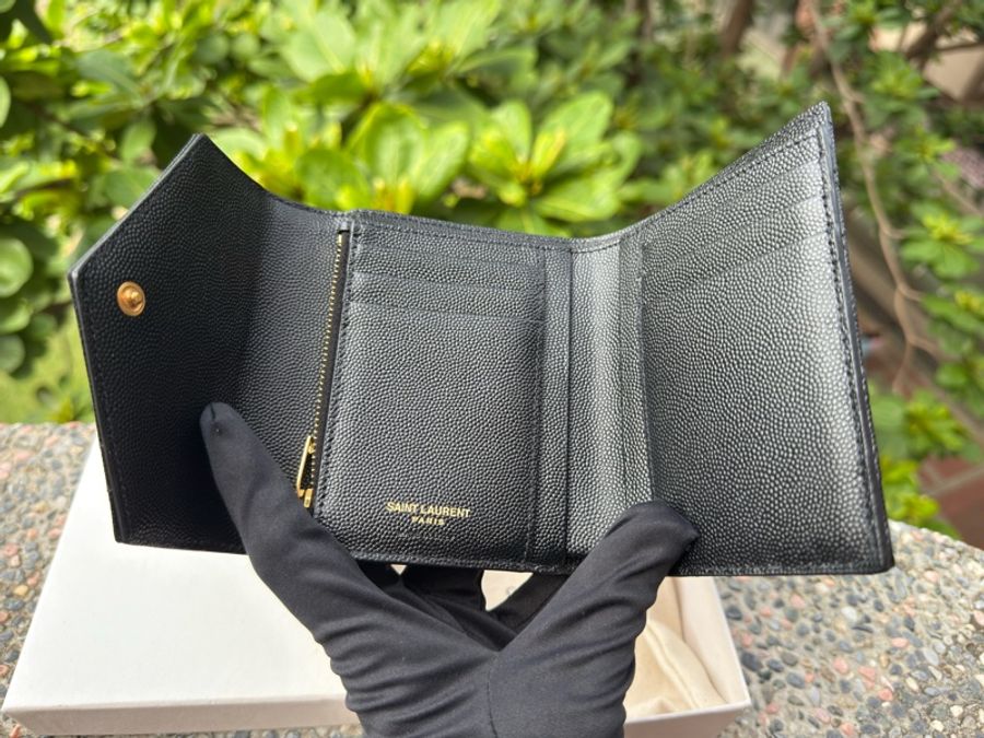 二手真品YSL Saint Lauren 黑色651028 經典金LOGO菱格縫線粒紋牛皮扣式三折信封式短夾-4