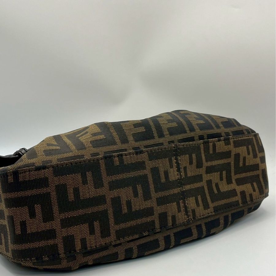 🏷️ Fendi Hobo-10