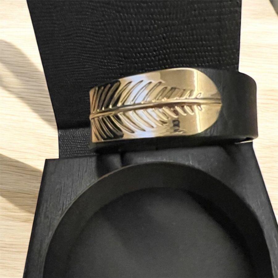 『精品 Armani Exchange』有黑色小牛皮脛環/鍍金屬葉片裝飾/長度38公分二段logo鈕扣可調鬆緊/ 久置未使-5