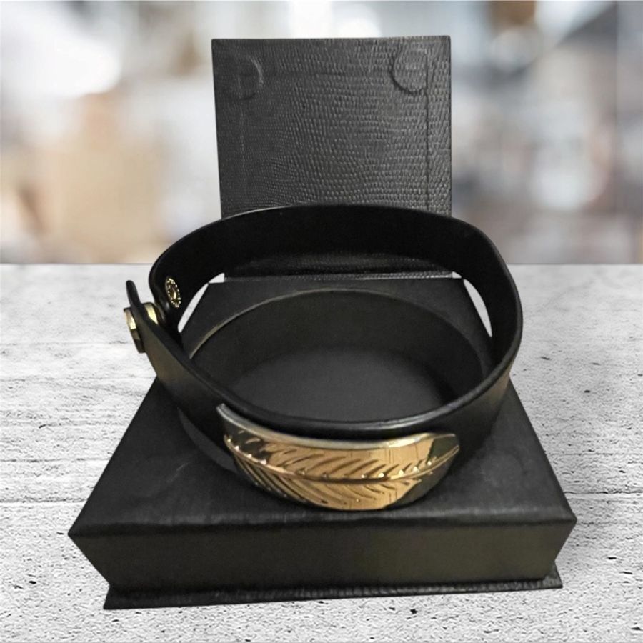 『精品 Armani Exchange』有黑色小牛皮脛環/鍍金屬葉片裝飾/長度38公分二段logo鈕扣可調鬆緊/ 久置未使-17