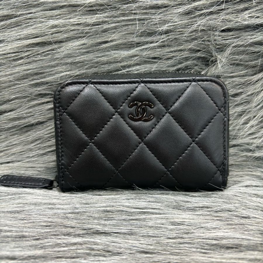 CHANEL AP0216 COCO SO BLACK 黑釦黑色羊皮 拉鍊 短夾 零錢包 卡夾 名片夾-0
