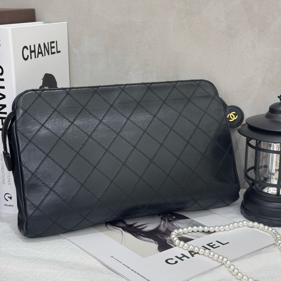 Chanel 黑色菱格手拿包-1