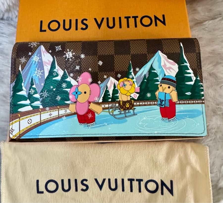Lv 限量款節慶吉祥物限量兩折長夾錢包-0