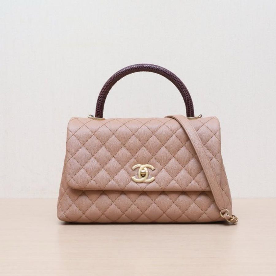 CHANEL(香奈兒) Coco Handle 中號 29cm 奶茶色 荔枝 24開 金扣 蜥蜴皮手柄-0