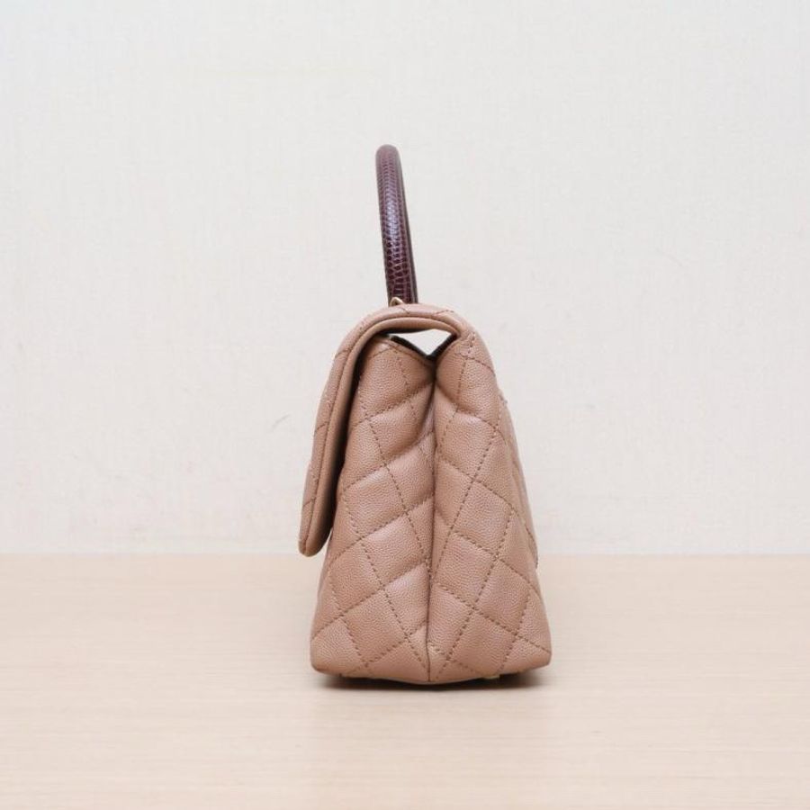 CHANEL(香奈兒) Coco Handle 中號 29cm 奶茶色 荔枝 24開 金扣 蜥蜴皮手柄-1