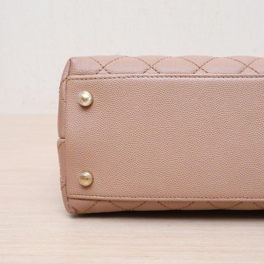 CHANEL(香奈兒) Coco Handle 中號 29cm 奶茶色 荔枝 24開 金扣 蜥蜴皮手柄-3
