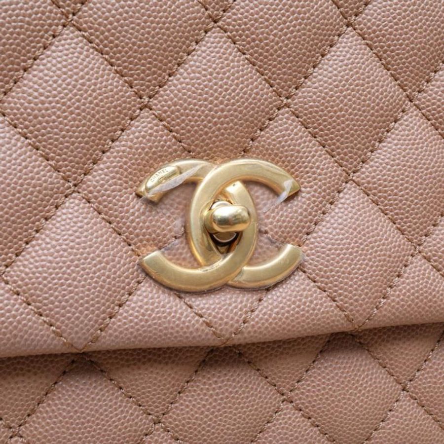 CHANEL(香奈兒) Coco Handle 中號 29cm 奶茶色 荔枝 24開 金扣 蜥蜴皮手柄-5