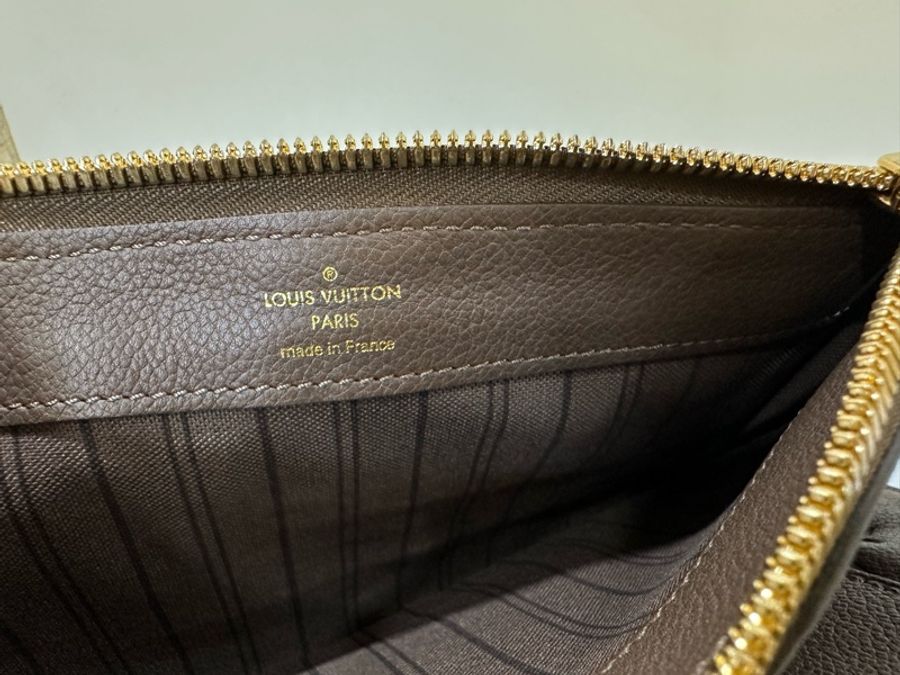 LV 全皮壓紋手拿包-9