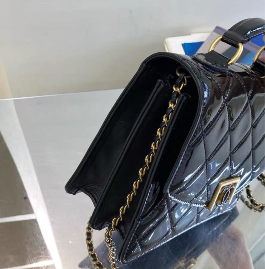 Chanel 香奈兒 22K 漆皮黑金郵差包 晶片款 經典中又有設計風格😻-6