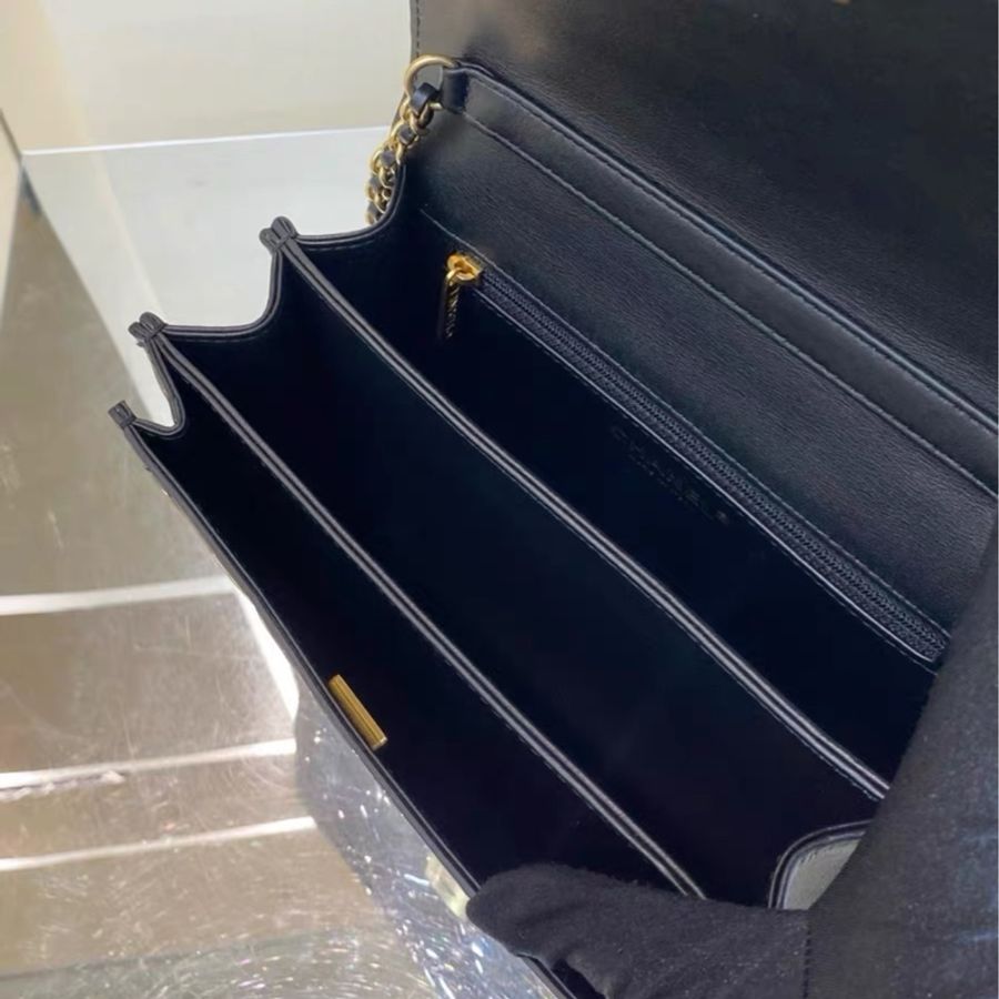 Chanel 香奈兒 22K 漆皮黑金郵差包 晶片款 經典中又有設計風格😻-8