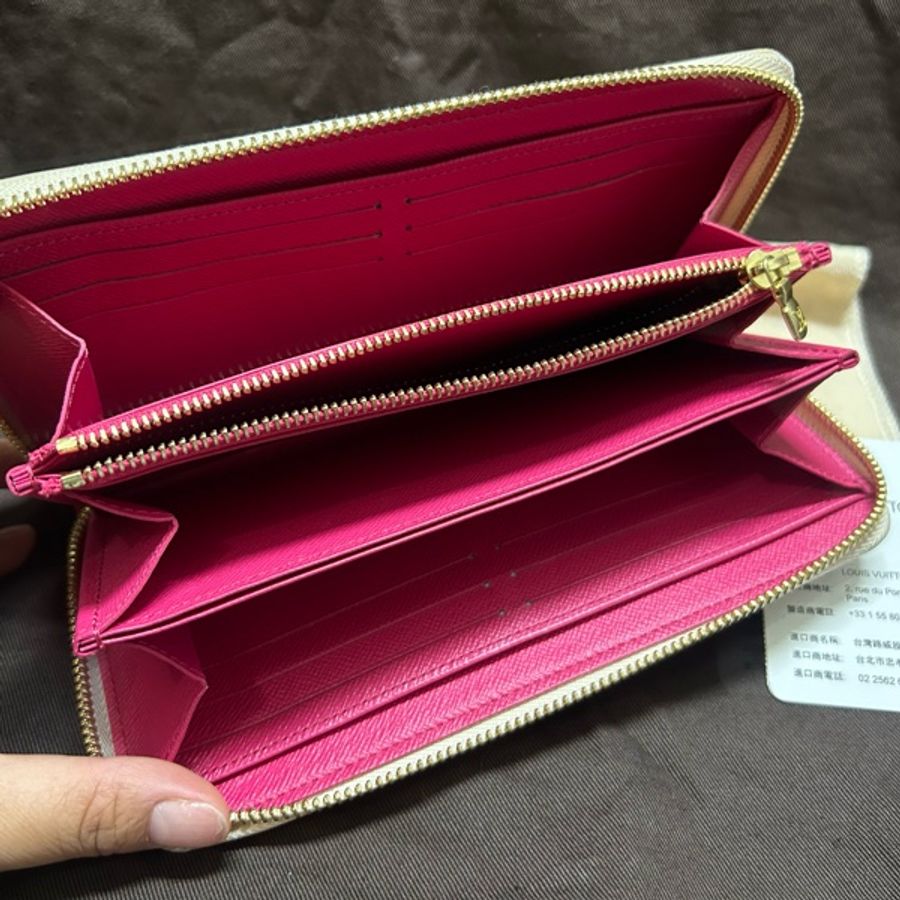 LV 限量款式白色棋盤格拉鍊長夾-10