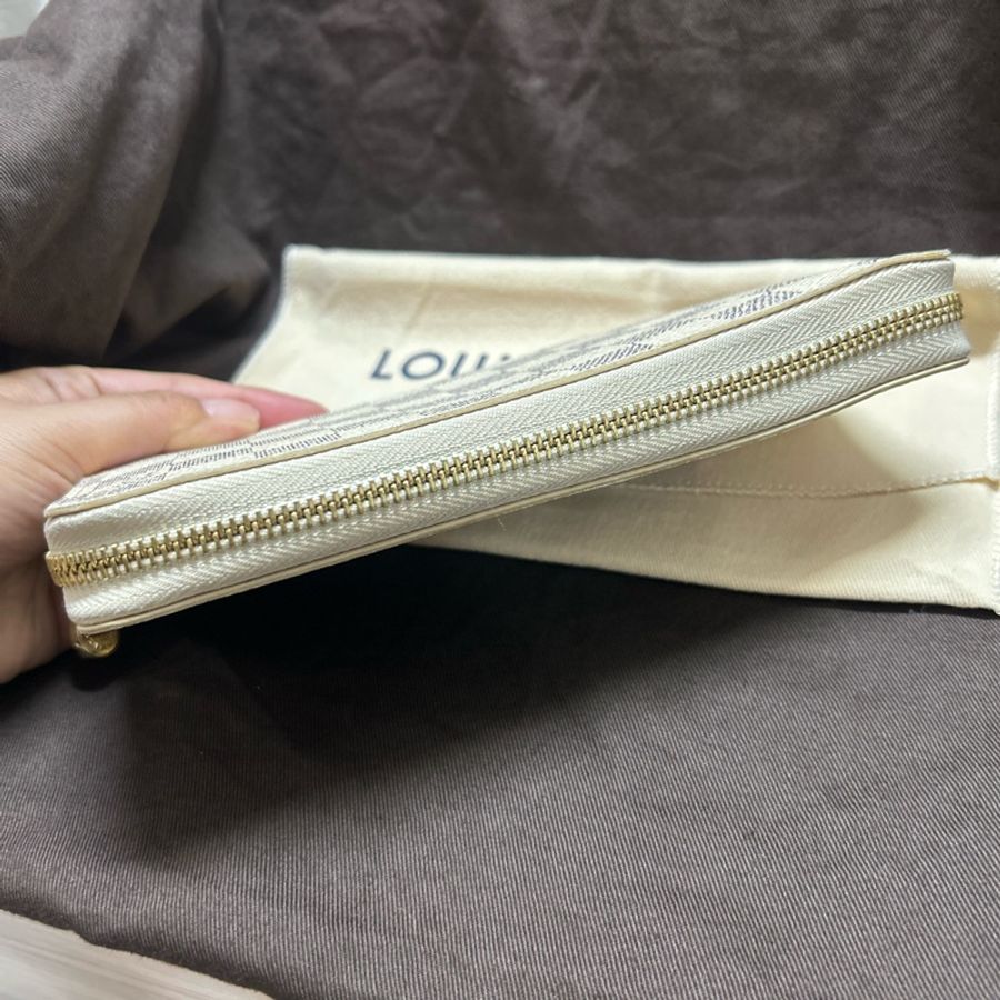 LV 限量款式白色棋盤格拉鍊長夾-12