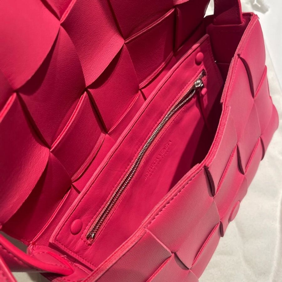 Bottega Veneta Cassette 經典斜背包,可無卡分期-6
