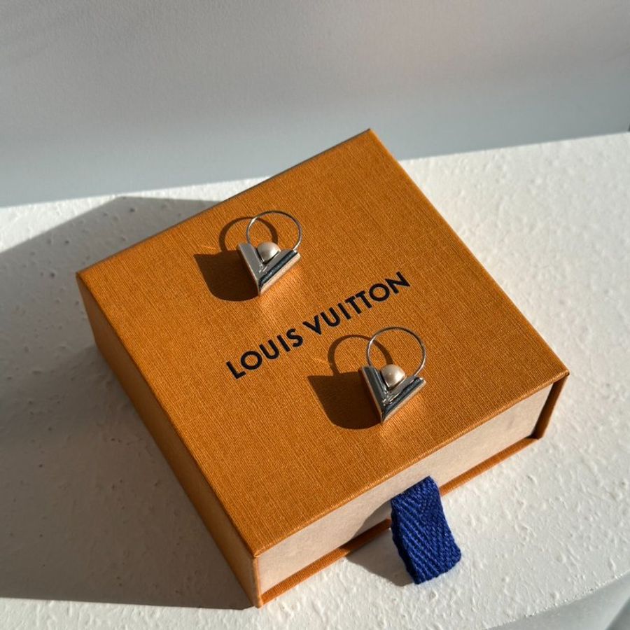 LOUIS VUITTON 經典V字鑲珍珠耳環-2