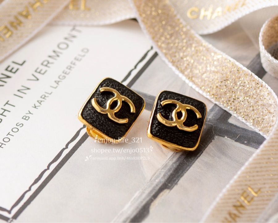 《CHANEL香奈兒》vintage古董老香 coco立體大Logo金色 黑色 皮革感 時尚 復古 夾式 方塊 方糖耳環-0