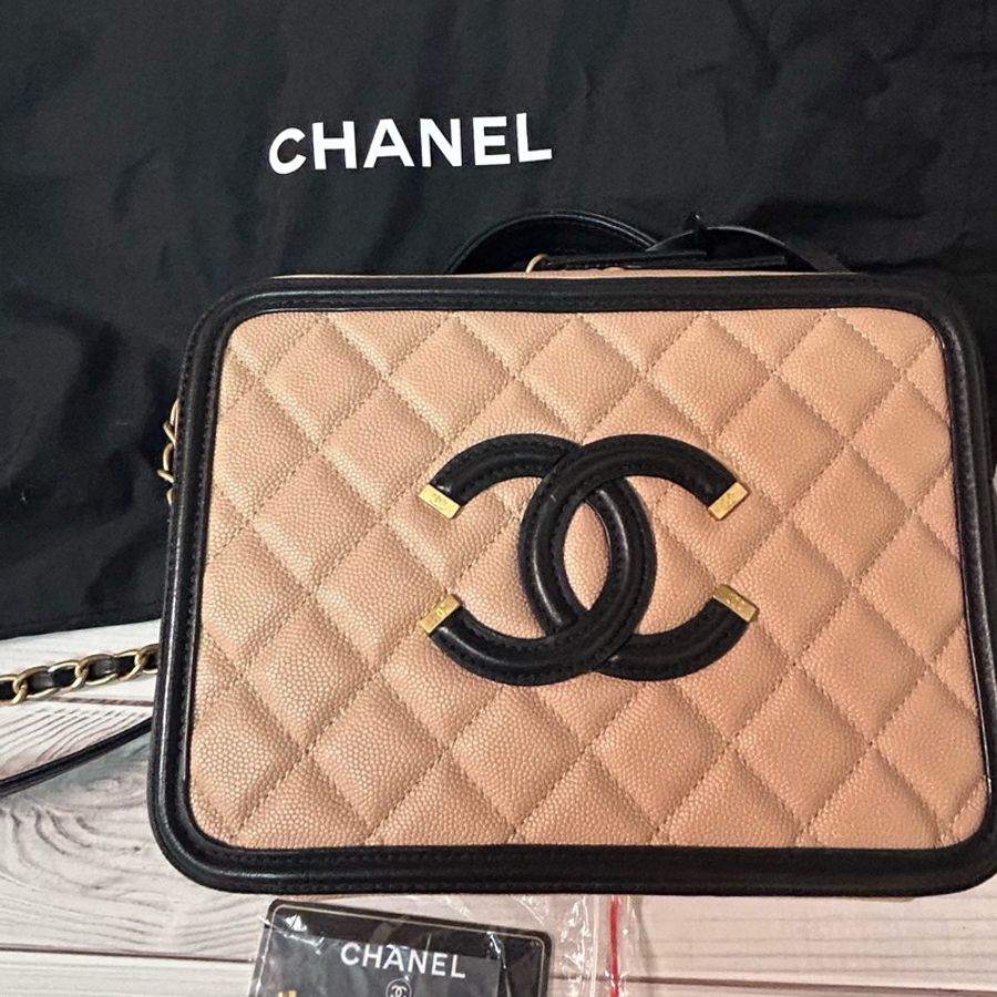 CHANEL 香奈兒 Vanity Case|裸粉黑邊金扣|Caviar 荔枝皮Chanel Vanity case /相機盒 21公分-11