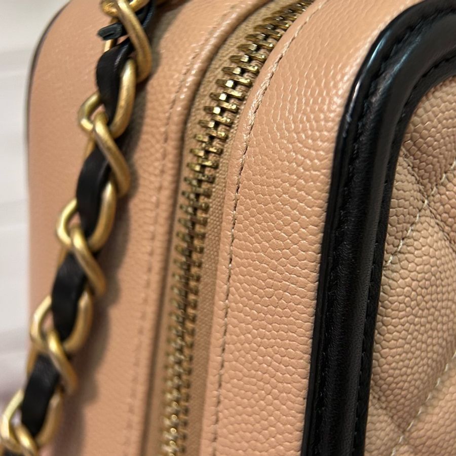 CHANEL 香奈兒 Vanity Case|裸粉黑邊金扣|Caviar 荔枝皮Chanel Vanity case /相機盒 21公分-24