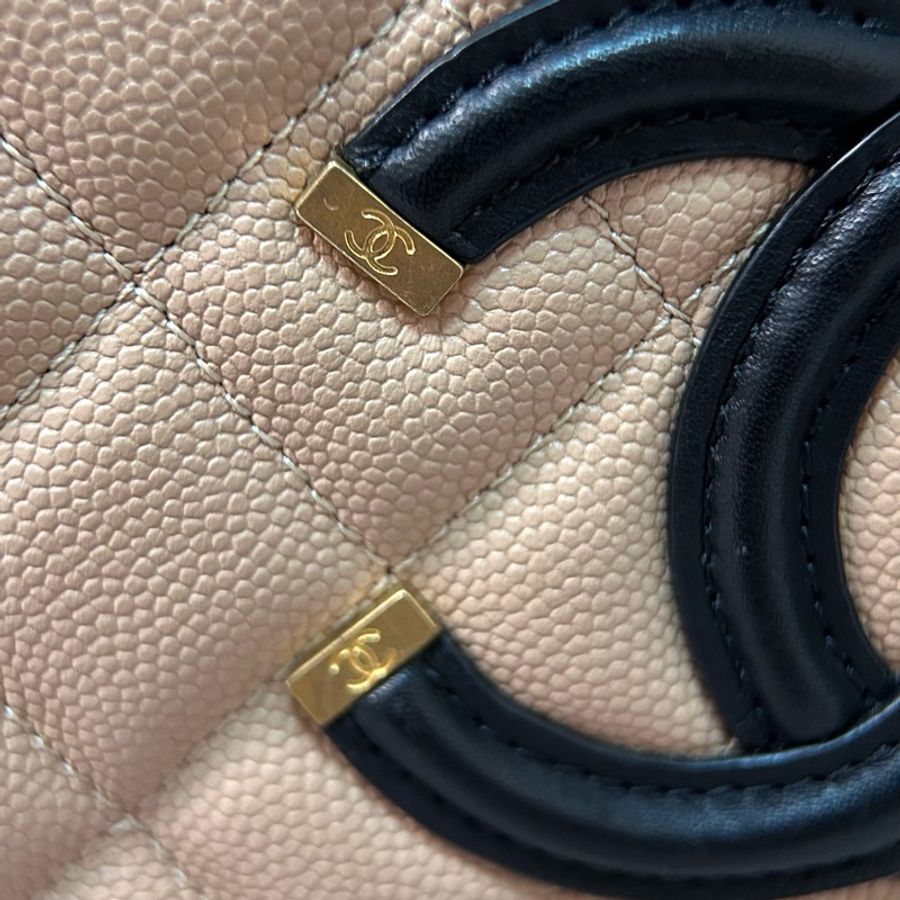 CHANEL 香奈兒 Vanity Case|裸粉黑邊金扣|Caviar 荔枝皮Chanel Vanity case /相機盒 21公分-35