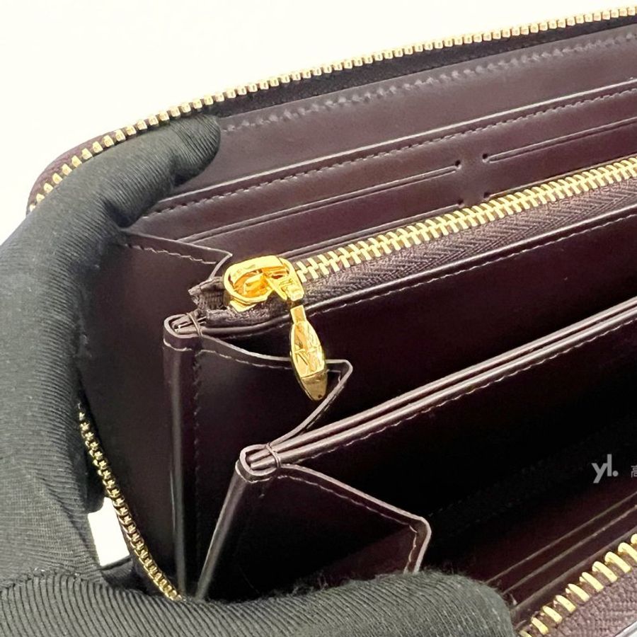 ❣ LV 紫紅漆亮皮壓紋金釦12卡ㄇ拉長夾-9