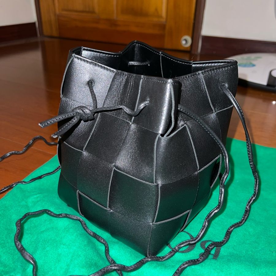 Bottega veneta 羊皮水桶包 黑色-10