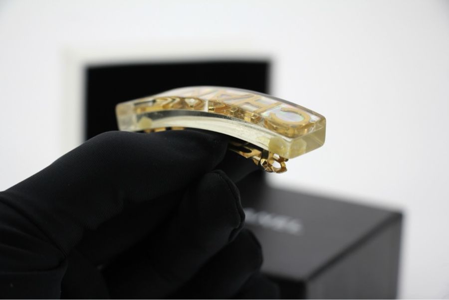 Chanel Vintage 97A幻彩樹脂銀色金色英文字髮夾-12