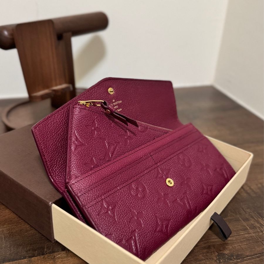LV 牛皮壓紋信封長夾-2