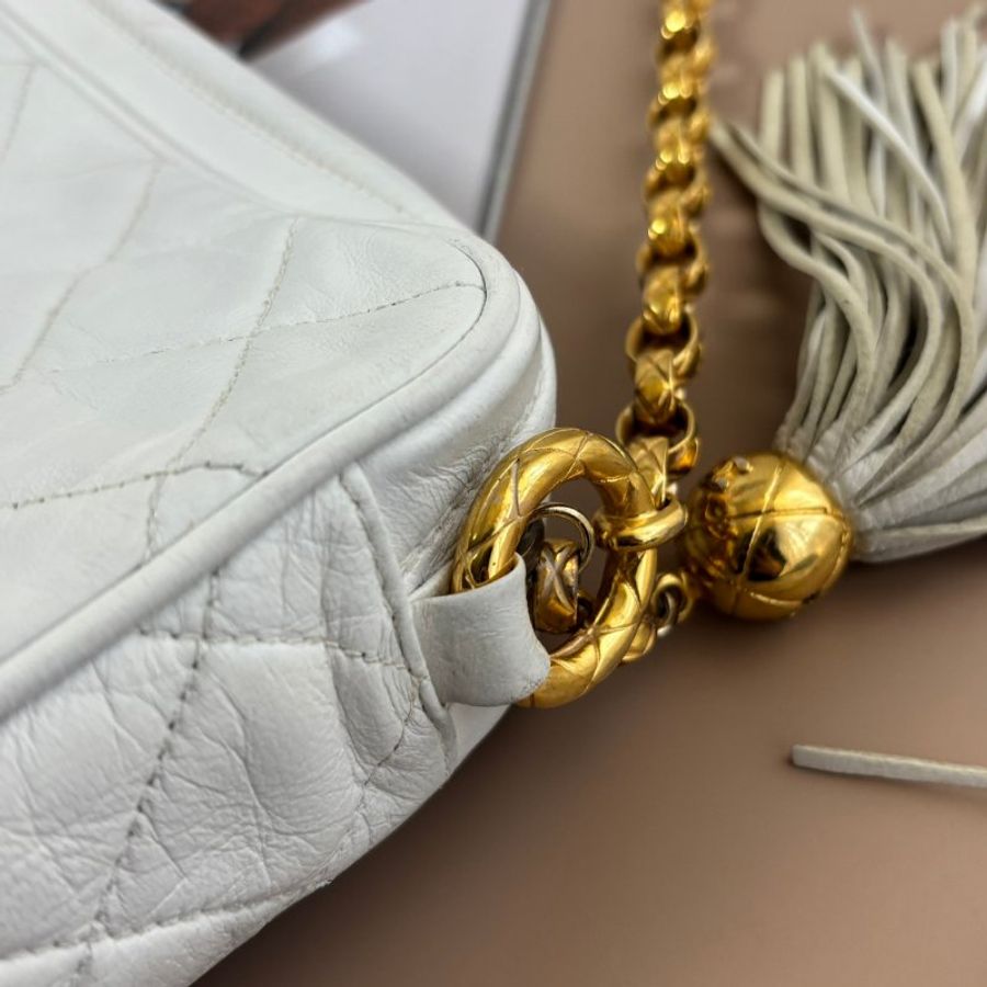 ::CHANEL:: Vintage白色小羊皮菱格紋粗雙C縫線橫式金鏈流蘇斜背相機包-4