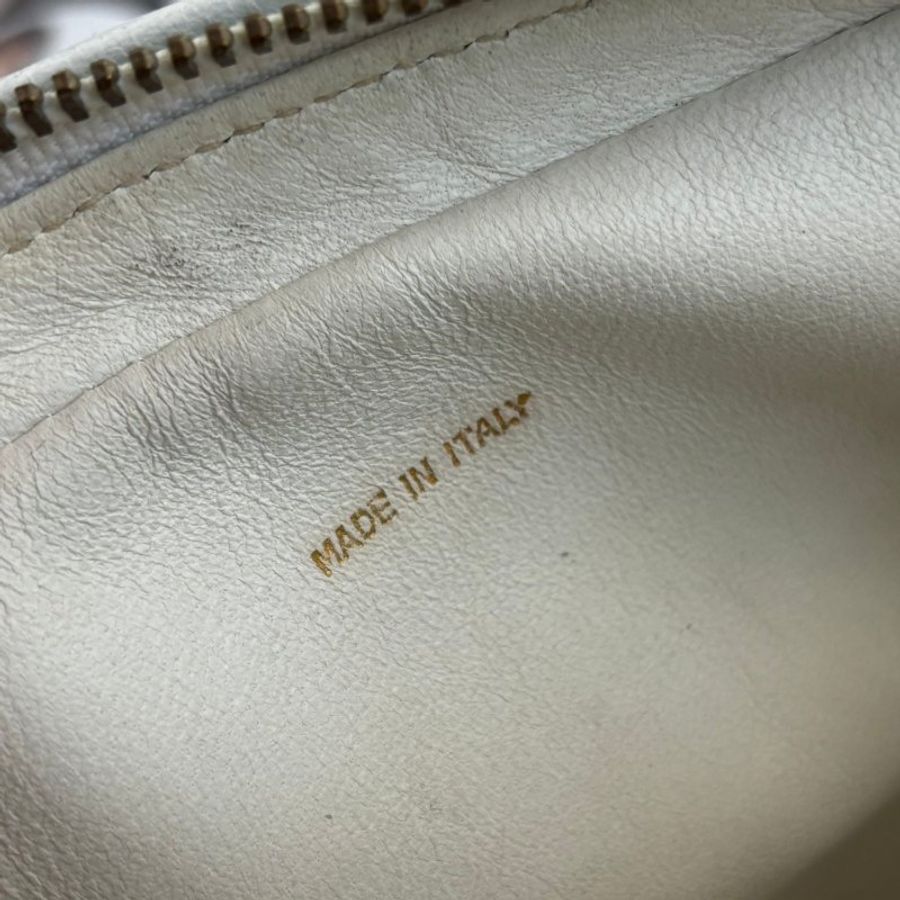 ::CHANEL:: Vintage白色小羊皮菱格紋粗雙C縫線橫式金鏈流蘇斜背相機包-18
