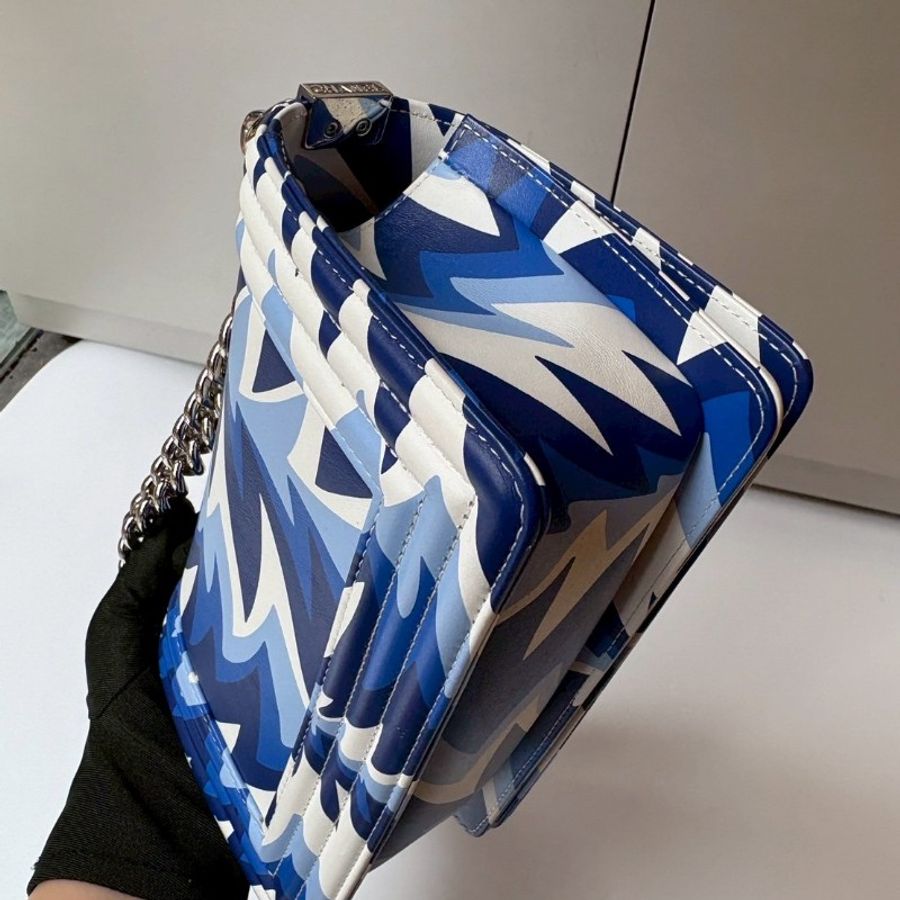 Chanel 銀鍊限量藍白圖騰皮革 Boy包 20-9