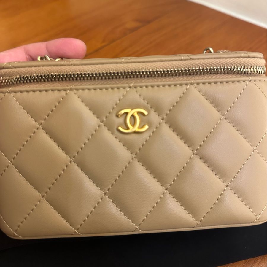 CHANEL 奶茶色菱格金雙C金球化妝鏈包-3