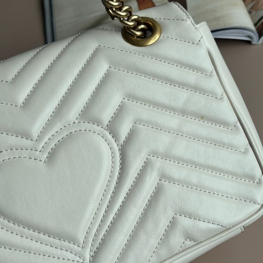 ::GUCCI:: 443497 小型26  白色MARMONT 金色復古雙G肩背 斜背鍊包-3