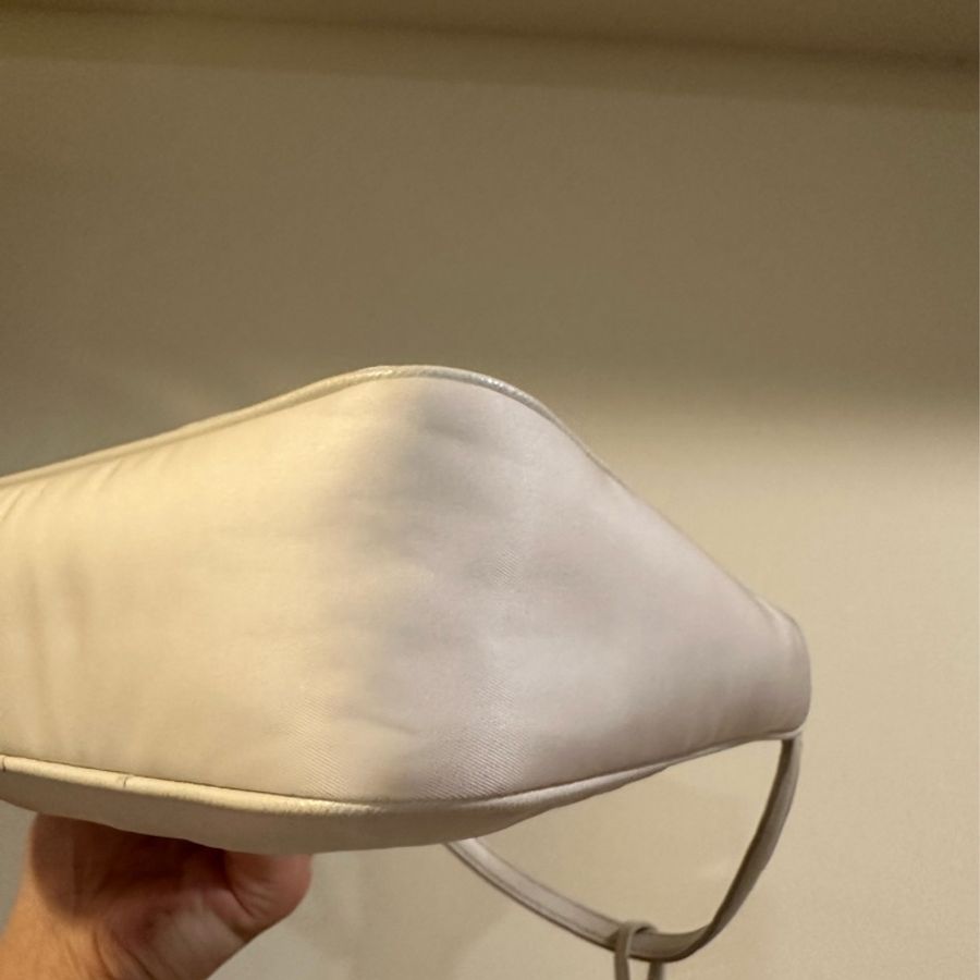 (雙11限定特惠!)Prada Re-edition 2005 nylon bag白 尼龍包 hobo bag 配購證紙袋👏🏻-7