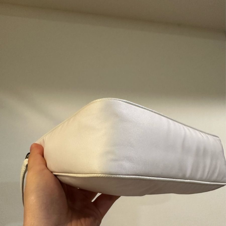 (雙11限定特惠!)Prada Re-edition 2005 nylon bag白 尼龍包 hobo bag 配購證紙袋👏🏻-8