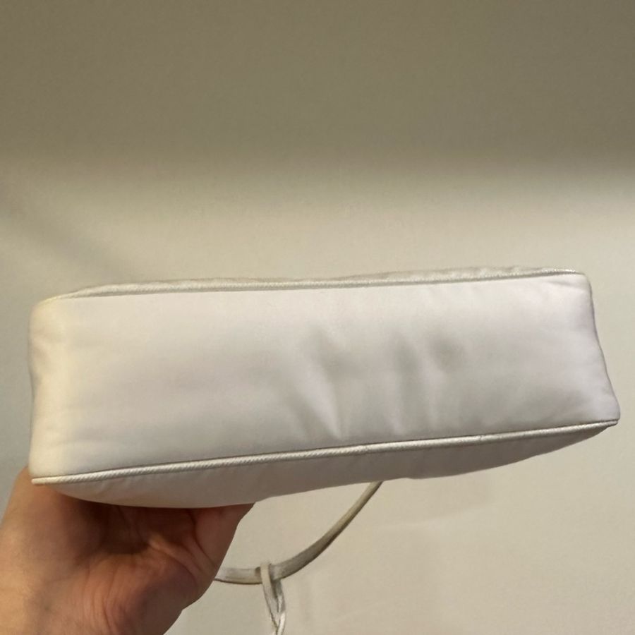 (雙11限定特惠!)Prada Re-edition 2005 nylon bag白 尼龍包 hobo bag 配購證紙袋👏🏻-9