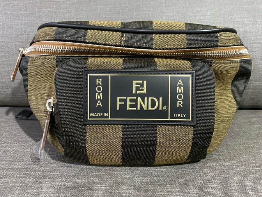 FENDI山胡桃條紋胸包-1