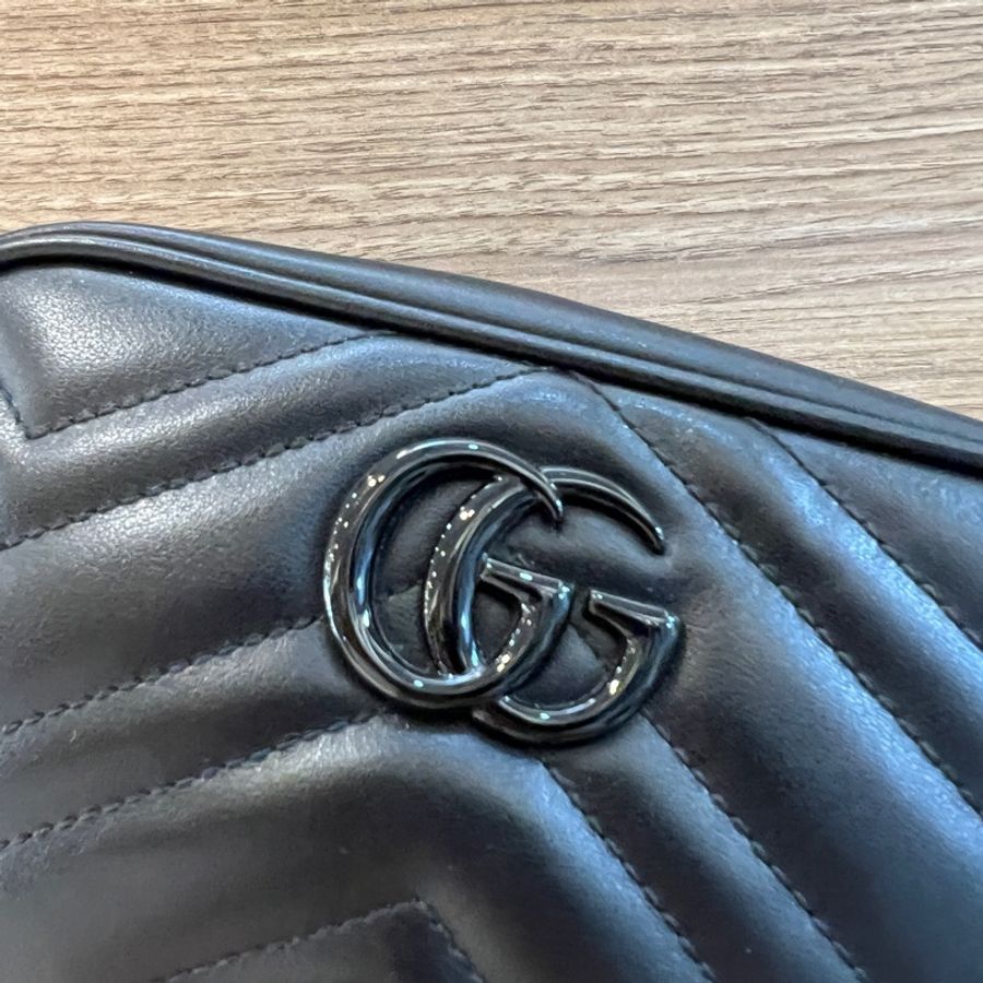 Gucci 黑牛皮黑釦Marmont斜背相機包-1