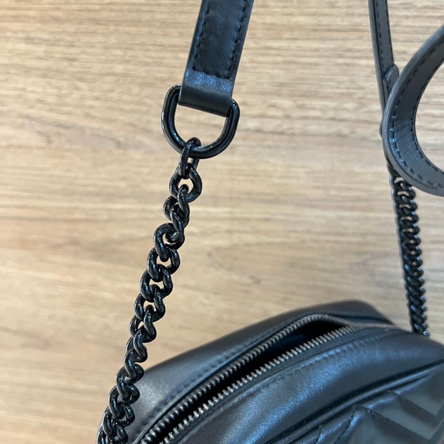 Gucci 黑牛皮黑釦Marmont斜背相機包-12