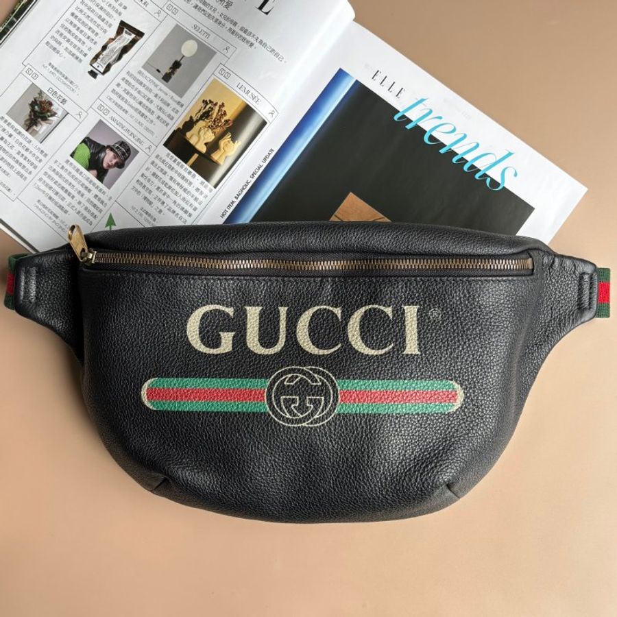 ::GUCCI:: 493869 經典GUCCI Print 系列復古織帶牛皮胸口包 腰包/斜背包-0