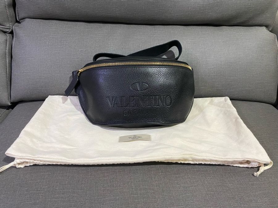 VALENTINO黑色皮革胸包-0